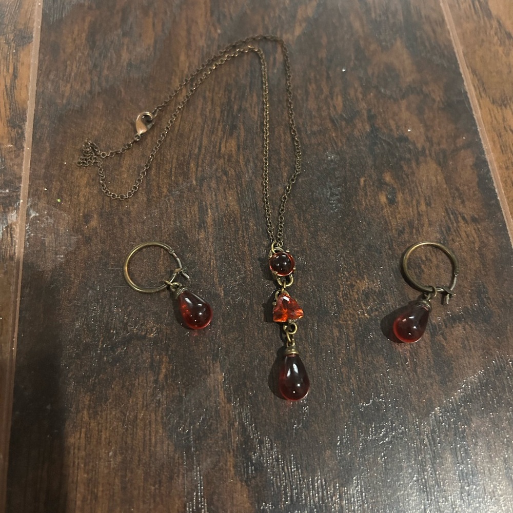 Antique-Style Amber Teardrop Necklace and Earrings Set